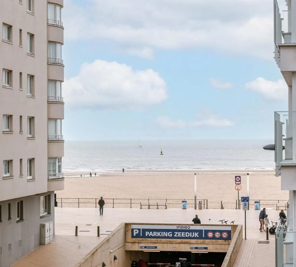 Apartment With Lateral Sea View & Private Parking Остенде