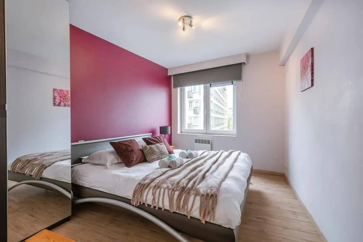 Apartment With Lateral Sea View & Private Parking Остенде